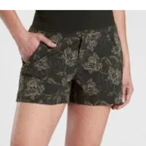 Athleta Sz 4 Trekkie short —olive printed